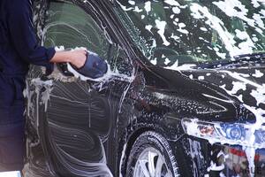 その拭き方、愛車が泣いています... “黄砂”襲来でボディにシミが！ カーディーラーに聞いた 知って得する正しい洗車術とは