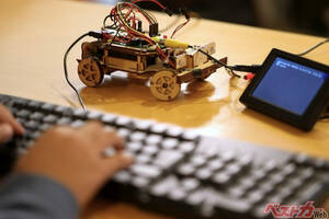 え、子どもでもプログラミングで動くクルマが作れちゃうの!?　自動車の国広島から画期的なプログラミング教材登場！