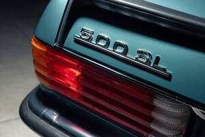 走行距離少なすぎ！ 43年前の極上なメルセデス・ベンツ「500SL」を専門店が入手 「未登録＆室内保管」で新車同然の輝きを放つ驚異の車両とは？