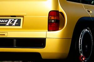 まるで“スポーツカー”な「“4人乗り”ミニバン」がスゴイ！ ド迫力ワイドボディ＆車内に「V10」エンジン搭載！ もはや家族では乗れない800馬力のルノー「エスパスF1」とは