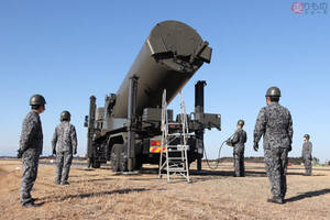 警戒監視の空白なくせ！ 絶海の孤島に配備される“巨大な筒”とは？「ミサイルじゃないからね」