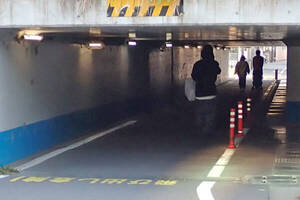 激低っ！「提灯殺しのガード」が千葉にもあった！ しかも「高速道路の下」に 実は最近長くなった？