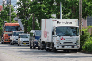 違法なのはわかっているが法を守れば仕事にならない！　危険かつ違法な「トラックの路駐駐車」には根深すぎる原因があった