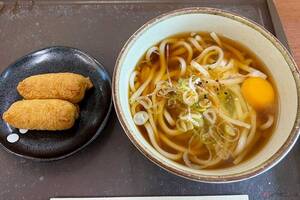 登場は明治時代!?　朝食に「月見うどん」と「いなり寿司」の組み合わせ　東名「中井PA」で味わう庶民の味　バイクで行く高速道路グルメ