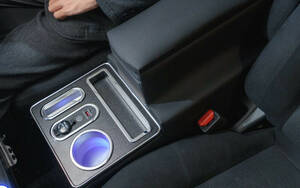 デリカD:5専用「LEDコンソール＆アームレスト」登場！　驚きの収納力と純正級フィット感の理由