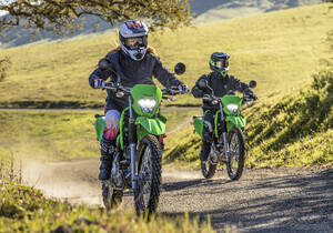 カワサキの定番オフ車『KLX230』が2026年モデルに、目玉は新カラー＆スマホ連携