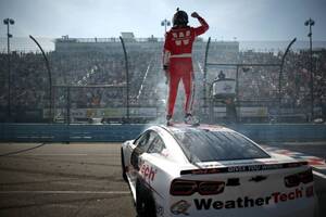ロードの名手SVGがグレンで独走。自身の複数年契約延長を祝う破竹の5勝目／NASCAR第24戦