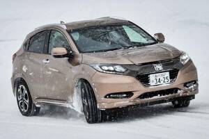 雪道で事故らない運転のコツとは？「急」のつく操作はNG！ 車間距離はいつも以上にマージンをとることを意識して。凍結ポイントにも注意です