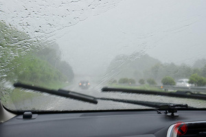 「前が見えない！」高速道路がゲリラ豪雨で通行止めになる？ 悪天候時の恐怖の運転体験とは
