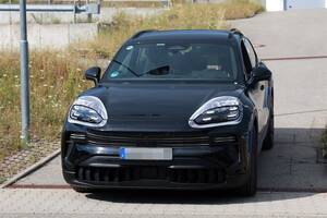 【なぜ今EV？】ポルシェ新型「カイエン」がフル電動化。マカン似フォルムや異次元4枚スクリーンでターボは1900万円超え