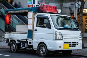 「石焼き芋」の移動販売車は薪を燃やしながら走って大丈夫!? 保健所の営業許可も不要って知ってた？ 意外と知らない石焼き芋屋のホントのこととは