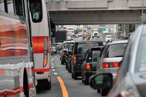 ぶっちゃけそこら中で見かける！　「動いてないからいいじゃん」で渋滞中にやりがちな道路交通法違反５つ