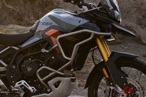 トライアンフ「“新”アドベンチャーモデル」発表！ 3気筒エンジン搭載の「Tiger」シリーズに2つの特別仕様車「Alpine Edition」「Desert Edition」登場 26年1月より販売開始