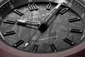 ダイヤルに刻まれる幾何学模様は“宇宙からの贈り物”!? 新進気鋭のスイスブランドが放つスポーツウォッチ新作の実力とは