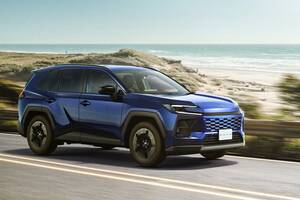 新型「RAV4」販売開始！ トヨタの新車載OS「アリーン」を初搭載しハイブリッド2グレードで450万円スタート！【新車ニュース】