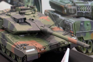 戦車「レオパルト」の最新型「前のと同じじゃないですか！」→全ッ然違うぞ！ ラジコンからみる旧タイプとの変更点とは