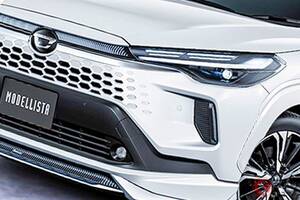 トヨタ新型「カローラ“クロス”」発表！ 超精悍エアロ仕様も“大幅刷新”！ 初の「斬新“機能”」搭載＆4年ぶり顔面刷新の「コンパクトSUV」用「MODELLISTA PARTS」とは