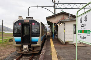 ホントに架線が無くなってる…！ “非電化化”されて”電車的な気動車”で災害復旧したかつての大幹線「奥羽本線」 コストカットの背景は？