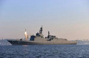 衛星写真で「転んだ」のが丸見え!? 北朝鮮最新鋭艦 進水式で事故を起こす 金正恩総書記は大激怒