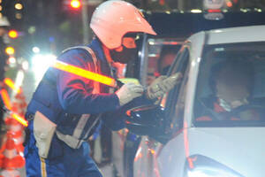 「息ハァ～ってして……酒気帯びだね」 東京全域“大規模検問”で全乗りもの一網打尽！ でも「クルマは3人だけ」いかにも令和な結果に!?