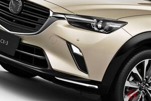 新車270万円から！ マツダ「“新”小さな高級車」発表！ 全長4.2mサイズに豪華「白＆ブラウンレザー」設定！ 快速ディーゼルターボもある「CX-3」ラインナップ整理で1グレード化