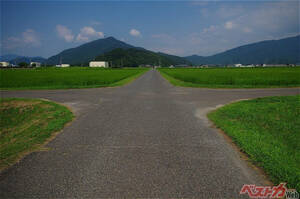 【ギモン】信号も標識もない交差点でクルマが鉢合わせ!!　どっちが優先なのよ？