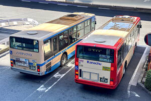 長方形がキホンな路線バスのテールランプ!!　 ほかの形をしているものもあるのか?