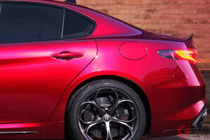 新「“FR”セダン」発表！ 精悍マスク×全長4.6m級の「ちょうどいいサイズ」！ 520馬力の「V6TT」搭載の「高性能モデル」！ スポーティ仕立てのアルファロメオ「ジュリア クアドリフォリオ コレツィオーネ」伊国で登場