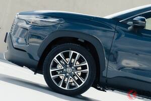トヨタ新型「コンパクトSUV」発表！ 斬新“ハチの巣”グリル×新たな「実用的インテリア」採用！ 初のスポーティグレードもある「最新カローラクロス」ドイツ仕様とは！