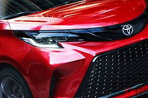 “エスティマ後継機”なトヨタ「“新”8人乗りミニバン」に反響多数！ 約620万円からでヘビーメタル新設定に「日本導入して」「欲しい」の声も！ 4WDもアリの米国「シエナ」が話題に