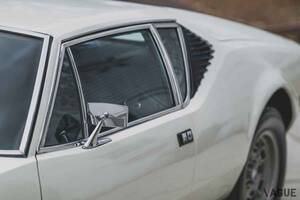 半世紀前の個体なのに走行わずか340キロ “ほぼ新車”の白い「パンテーラ」を発見 ビッカビカのオリジナル「極上デ・トマソ」の価値とは