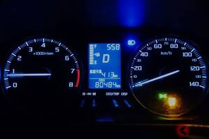 運転中に謎の「青いイカ」が出現!? 意味が分からないと「うっかり交通違反」の可能性も!? 最近さらに重要になっている「不思議なランプ」の正体とは