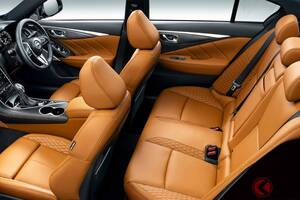 日産が新「FRセダン」発売！ 最上級より約「150万円」オトクだけど「GT-R譲り」のエクステリア＆高級内装を採用！ “300馬力超え”V6ターボ搭載で運転楽しそうな「スカイライン」最安モデルとは？