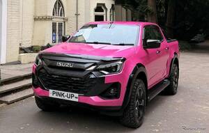 いすゞ『D-Max』、1台限りのピンク仕様が英国に登場…乳がん撲滅に向けた研究を支援
