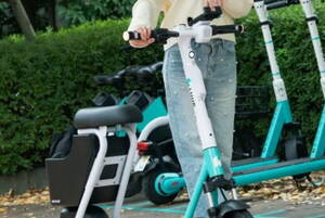 スクーター型の「新型LUUP」ついに提供開始 その名も「シートボード」 足を揃えて座って乗れて“カゴ”も付く