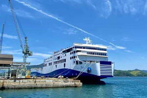 出航したフェリーが「海自の潜水艦」に遭遇！ まるで映画のワンシーン!? 浮上している姿を捉えたショットが公開