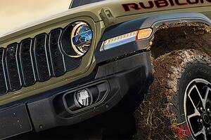 2リッターターボ搭載で「272馬力」！ 新「“四駆”SUV」発表！ 全長4.3m級のショートボディに「レトロ」顔＆特別な「グリーン」採用！ “2ドア”仕様のジープ「ラングラー ルビコン」登場