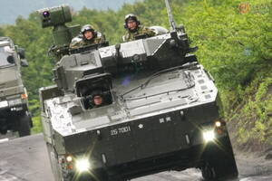 後ろのデッカいドームは何!?「自衛隊の見慣れない戦闘車両」静岡県で激写！ 総火演に降臨するか