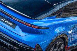 新型「スポーティSUV」公開！ 470馬力の高性能「4WDモデル」！ 全長4.6m級の“ちょうどいいサイズ”＆クーペ風ボディがいいアルピーヌ「A390」日本導入検討へ