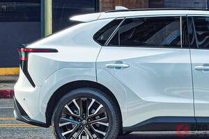 【アメリカ】トヨタ「新型SUV」発表！ 3年ぶり“大刷新”で “338馬力”の「高性能モデル」登場！ 斬新「サメ＆ツルツル顔」にイメチェンの「bZ」登場