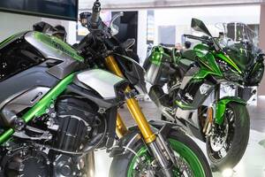 カワサキの大型バイクに注目せよ！ 特別仕様の「Z900 SE」と「Ninja 1100SX SE」がカッコ良すぎる【東京モーターサイクルショー2025】