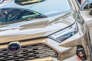 トヨタ新「RAV4」公開！ ブラウンゴールド×ブラックの「ACTIVE」仕様！ 専用のオレンジ風味内装もイイ“カスタムコンセプト”中国に登場