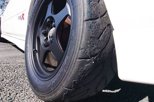 一般道の道路脇には見かけないのにサーキットは「黒いカス」だらけ！　なぜサーキットだけタイヤカスが発生するのか？
