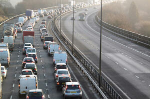 燃料価格の高騰で抗議デモ　朝の高速道路で「徐行」し車線封鎖　英国