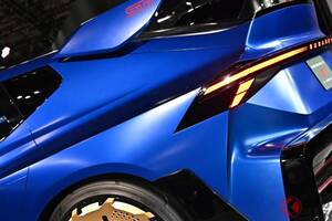 スバル新「“4WD”スポーツカー」世界初公開！ 往年の「インプレッサ風」デザイン＆“STIロゴ”採用に新型「WRX STI」を示唆!? スバルらしさ全開でカッコイイ「パフォーマンスE STI」って？
