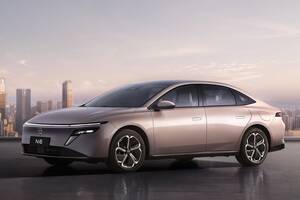 日産が新型セダン「N6」「ティアナ」を同時公開！ 年内に発売も、日本導入はなし？【新車ニュース】