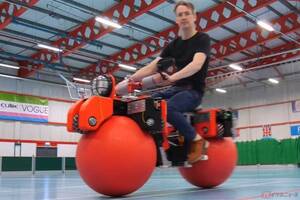 まるで漫画「DB」の世界!?　ホイールの代わりにボールで走るバイクをDIYした動画に反響