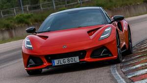 ロータス最後の内燃機関スポーツカー　2リッター4気筒対3.5リッターV6　弟分がV6エミーラに勝った　将来クラシックとなる車だ！