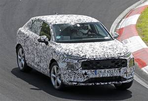 【スクープ】アウディ新型「Q3スポーツバック」を初捕捉。モデルチェンジで流麗なクーペフォルムを進化させPHEVも設定へ