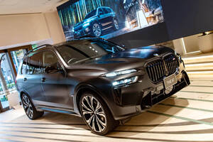 100台限定のBMW「X7ブラック・アルファ」は「究極の黒」を追求！ 日本の伝統工芸とコラボして繊細な美を実現